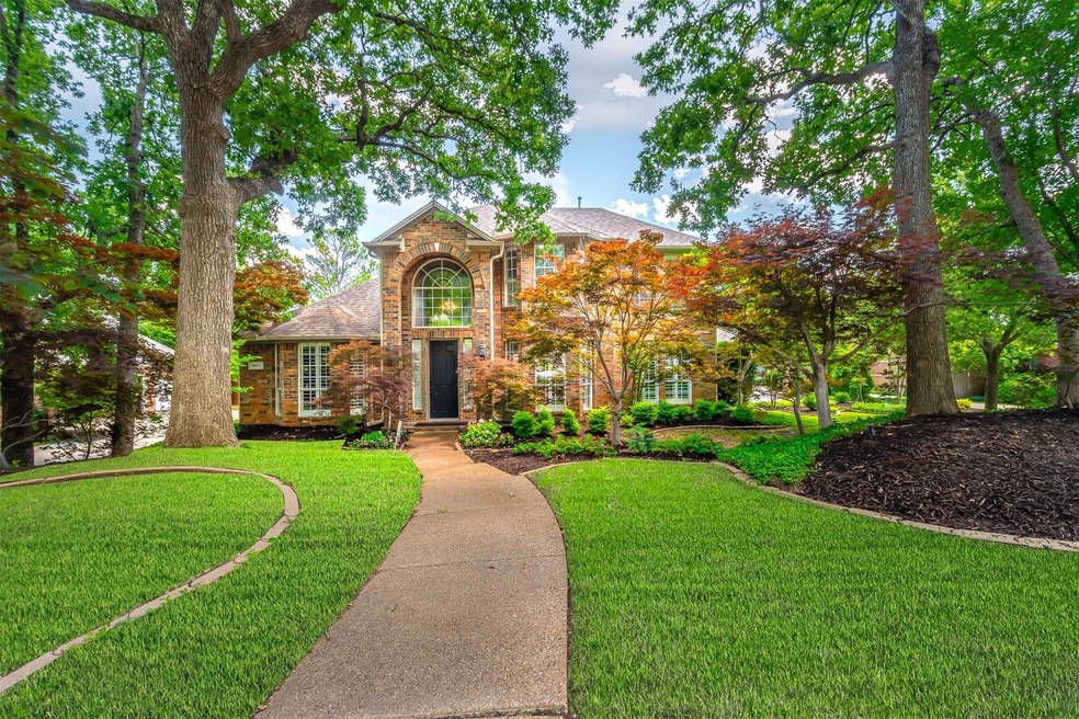 View of front facade featuring a front yard