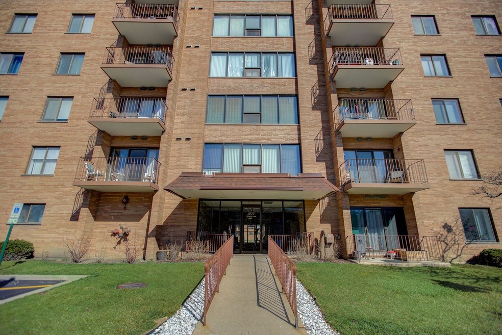 1777 W Crystal Ln Unit 402, Mount Prospect, Il 60056 