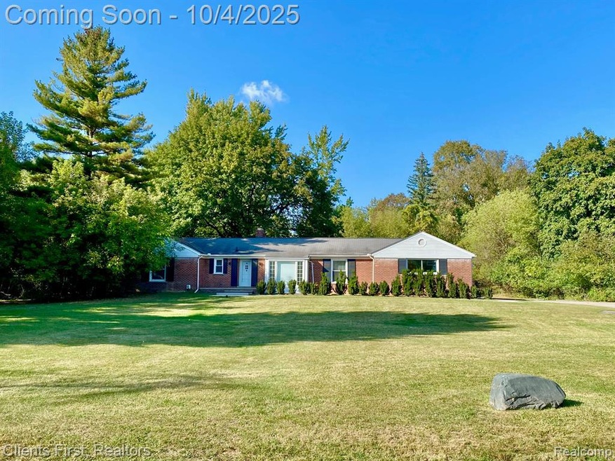 6040 Old Orchard Dr, Bloomfield Hills, MI 48301 - photo 1