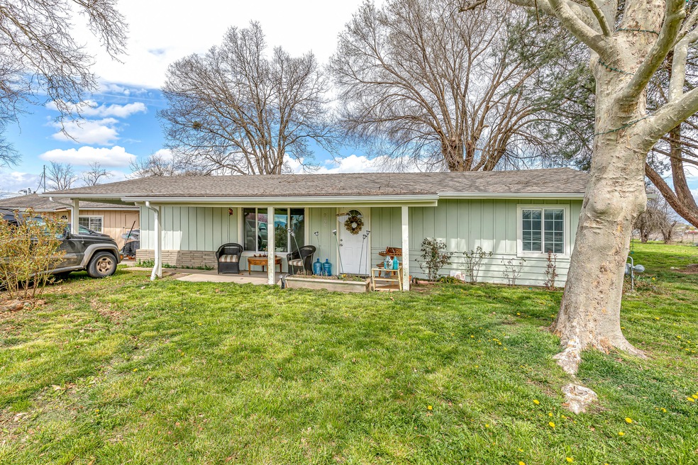 2225 Fowler Ln, Central Point, OR 97502 - photo 1