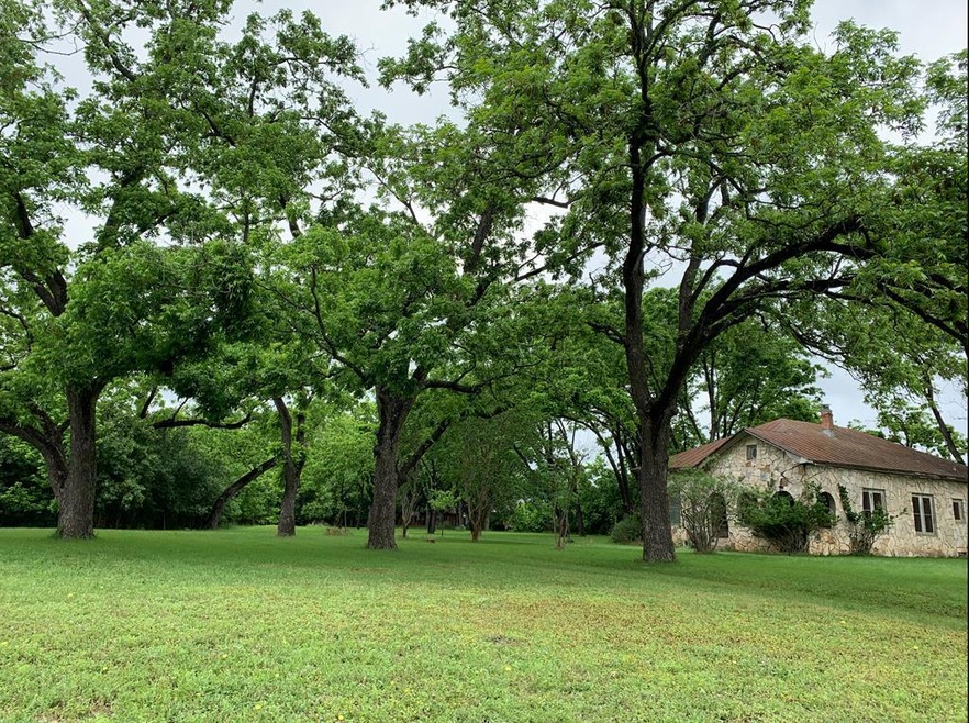 602 W Travis St, Fredericksburg, TX 78624 - photo 1