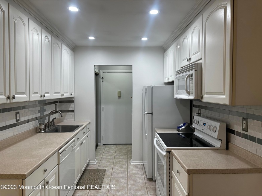 5 Pine Cluster Cir unit J, Manalapan, NJ 07726 - photo 1