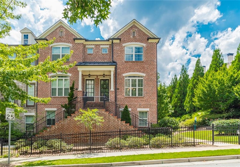 Three Sides Brick End Unit Townhouse.