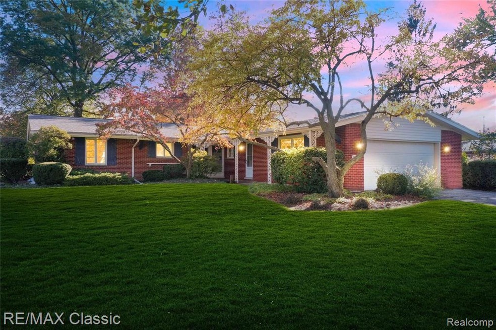1921 Lakewind Drive - Bloomfield Hills