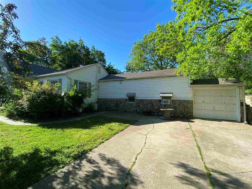 1220 E Broadway St, Cushing, OK 74023 - photo 1