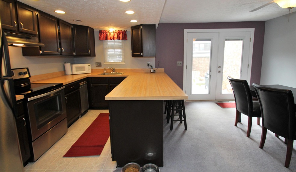 Open kitchen/Stainless Steel appliances