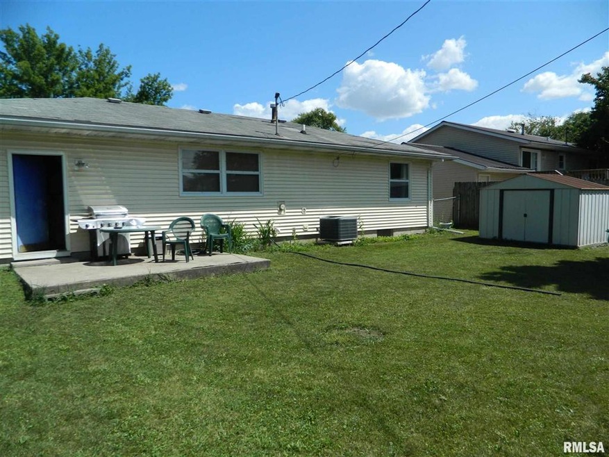 6504 Kelling St, Davenport, IA 52806 - photo 1