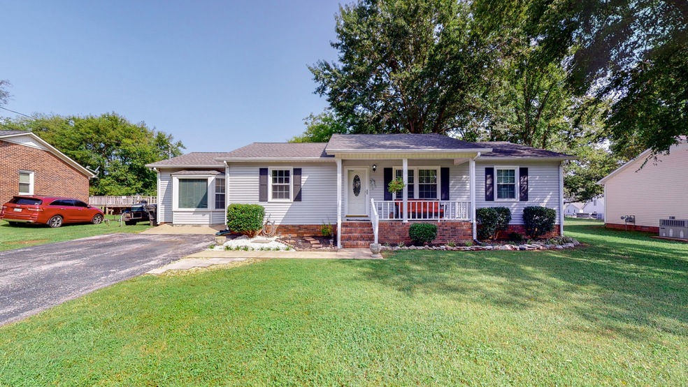 2012 Cobb Dr, Columbia, TN 38401 - photo 1