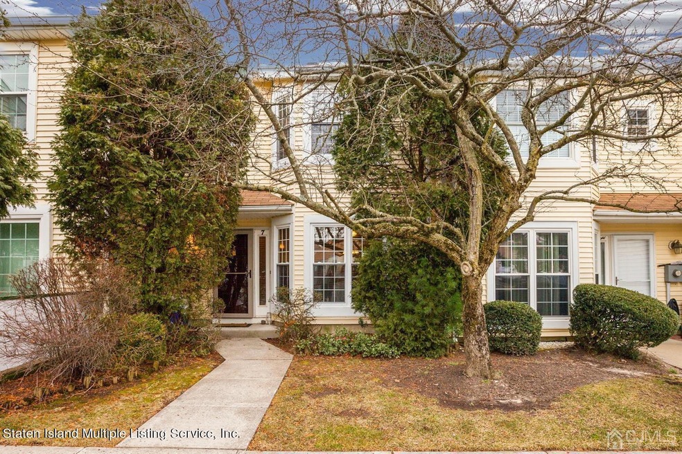 7 Ardsley Sq Front of House
