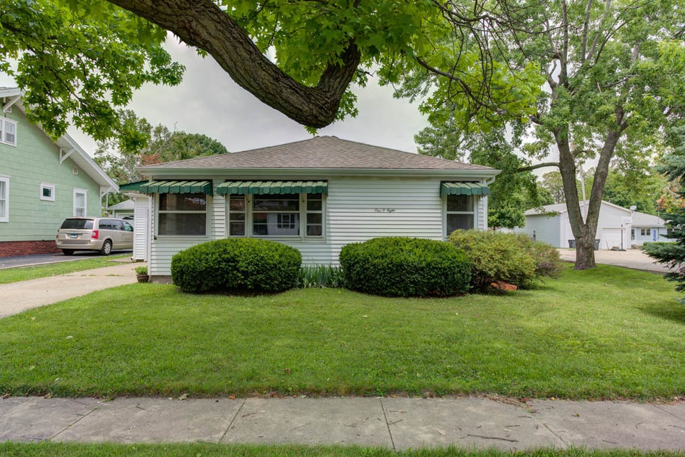 108 E Pembroke St, Tuscola, IL 61953 - photo 1