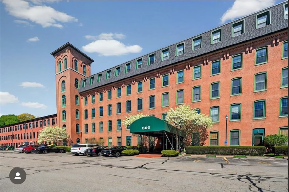 Blackstone Landing unit 407, Pawtucket, RI 02860 - photo 1