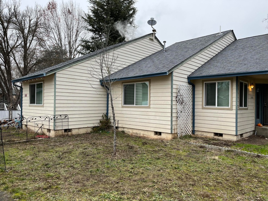 1006 S Shasta Ave unit 1006/1008, Eagle Point, OR 97524 - photo 1