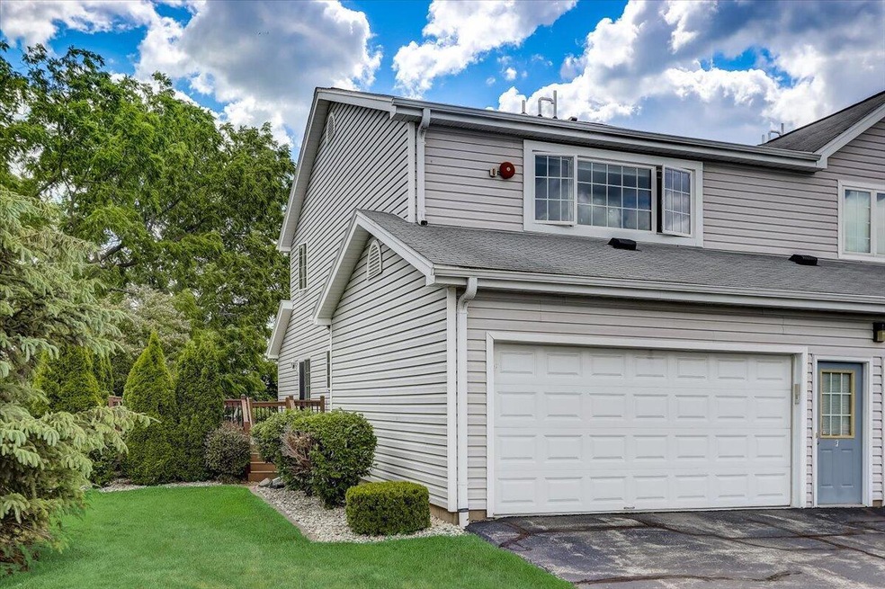 01-Whitnall Edge Dr-001