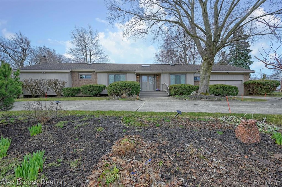 6246 Wellesley Dr, West Bloomfield, MI 48322 - photo 1