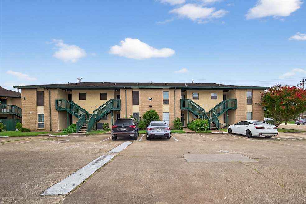1516 Bay Area Blvd unit R4, Houston, TX 77058 - photo 1