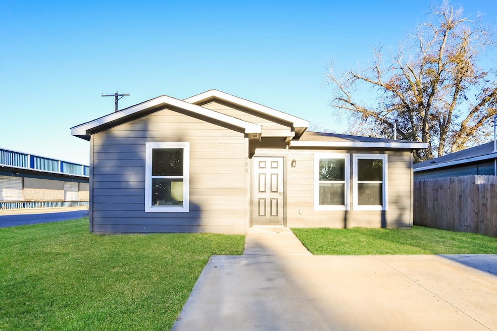 700 Pecan Ave, Waco, TX 76704 - photo 1