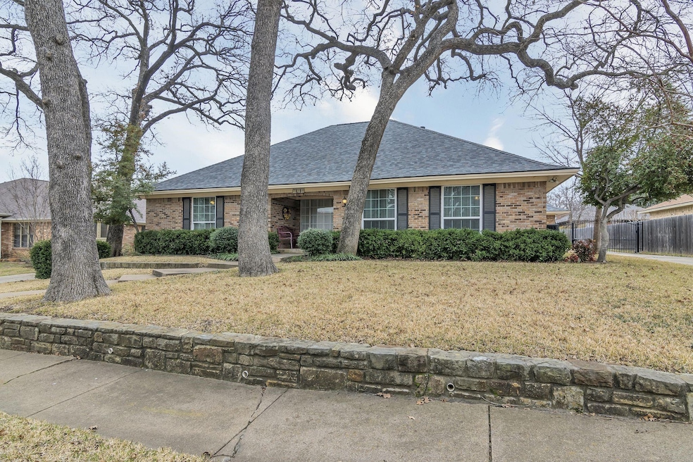712 Shady Ln, Bedford, TX 76021 - photo 1