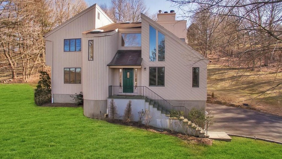 182 Deerfield Ln N, Pleasantville, NY 10570 - photo 1