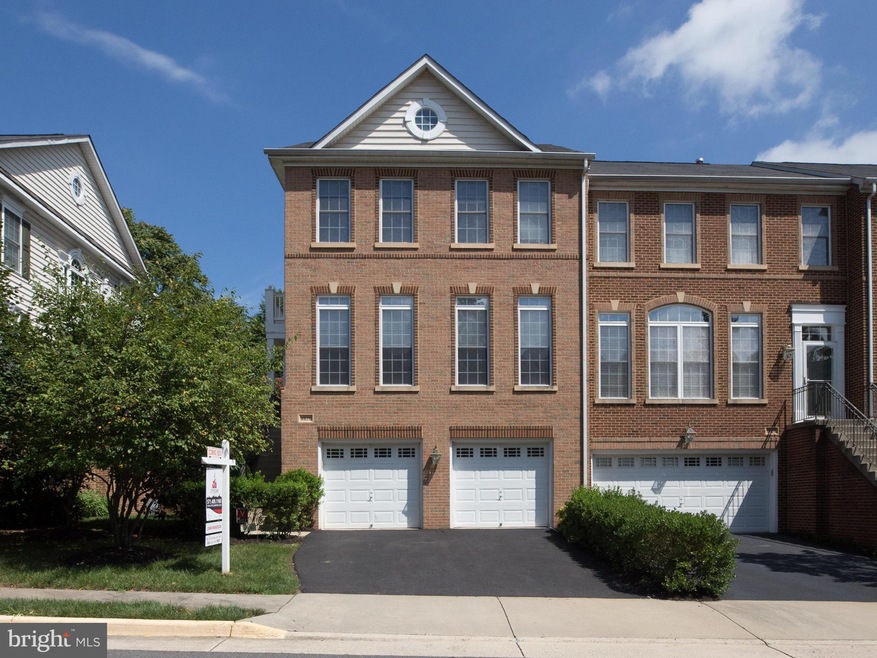 9978 Cyrandall Dr, Oakton, VA 22124 - photo 1