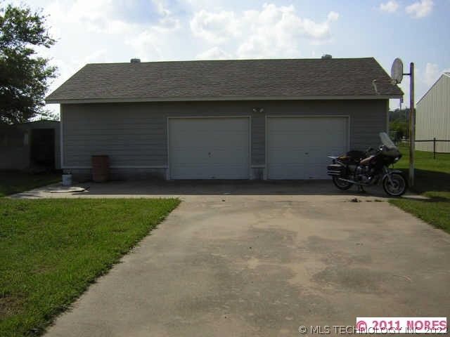 24x36 bay/ garage/ shop/ floored/ wired/ side entr