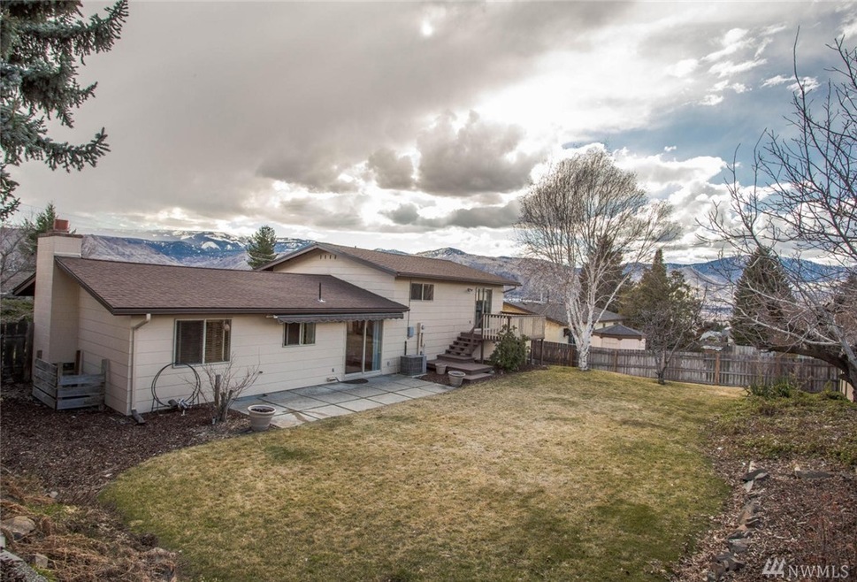 629 13th St NE, East Wenatchee, WA 98802 - photo 1