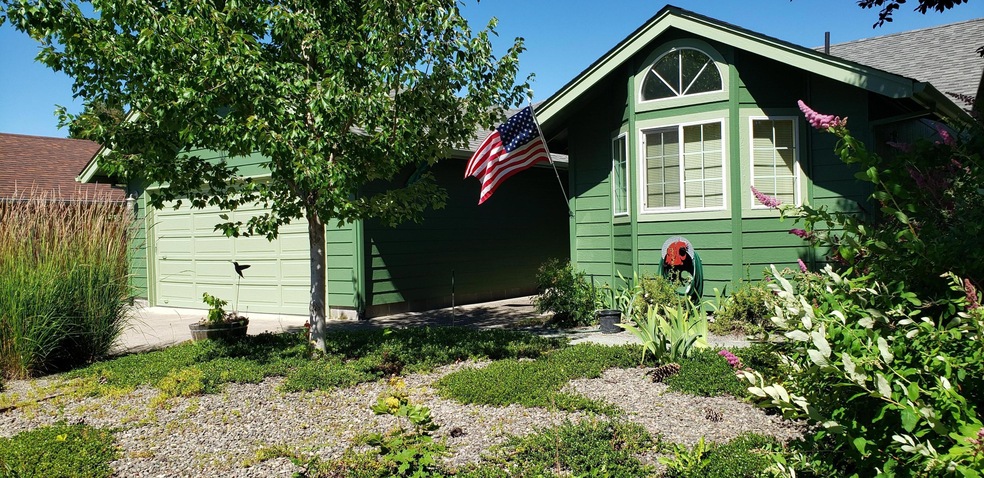 1865 Meadow Glen, Grants Pass, OR 97527 - photo 1