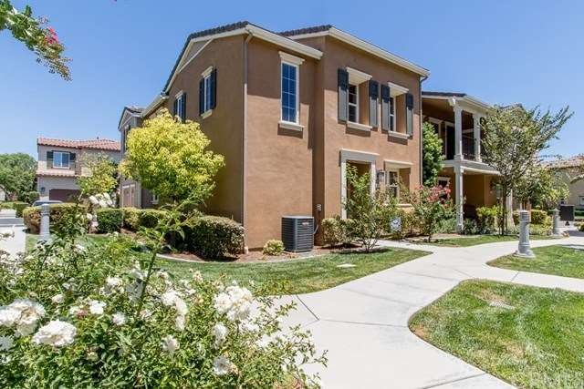 Beautiful end unit condo with a courtyard out fron