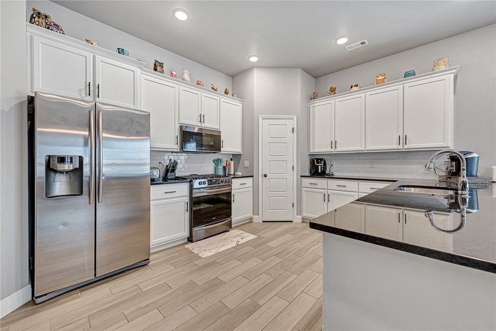 Large eat-in kitchen with granite, pantry, and sta