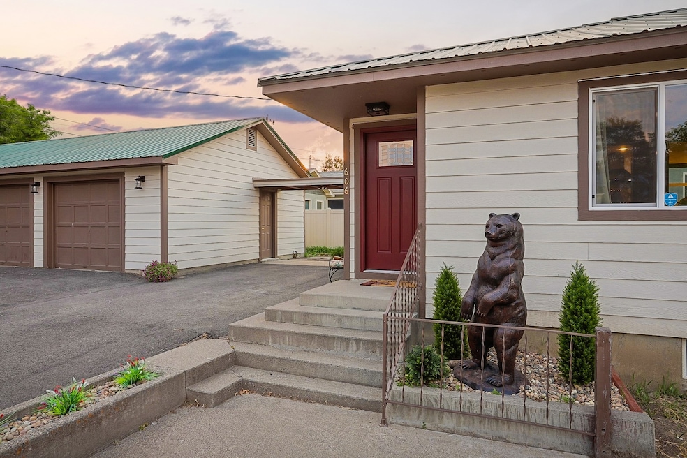 606 W Chinook St, Livingston, MT 59047 - photo 1