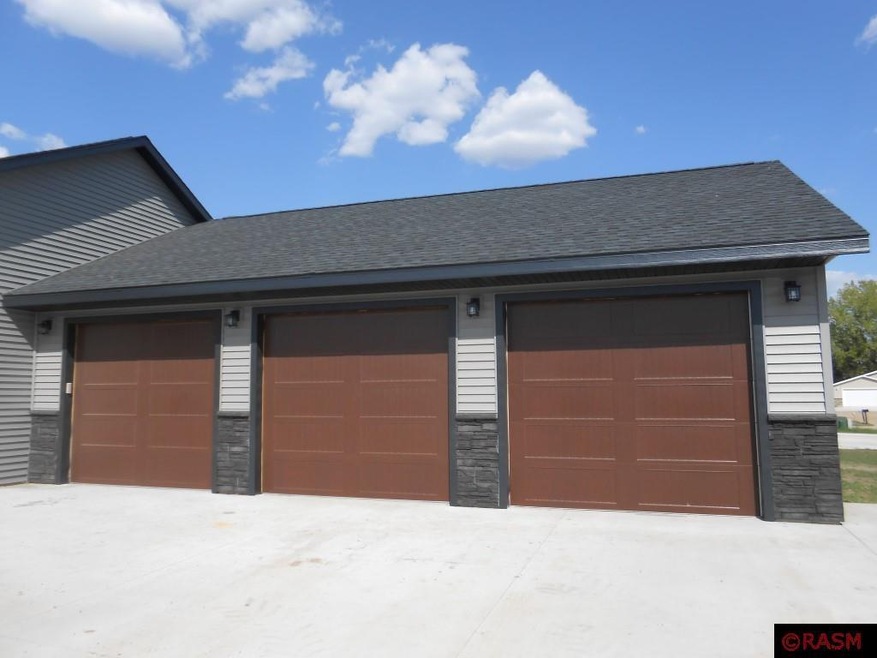 1015 Mack Ln, New Ulm, MN 56073 - photo 1