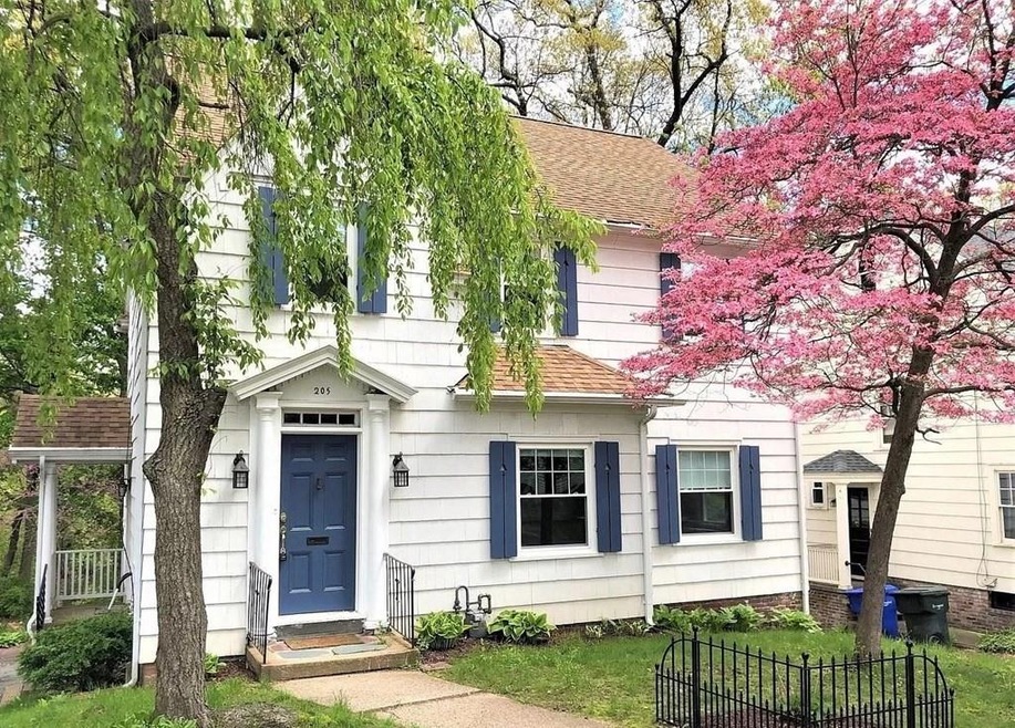 205 Norfolk St, Springfield, MA 01109 - photo 1