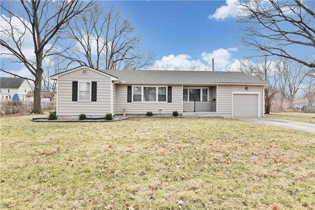 217 W Shawnee St, Gardner, KS 66030 - photo 1