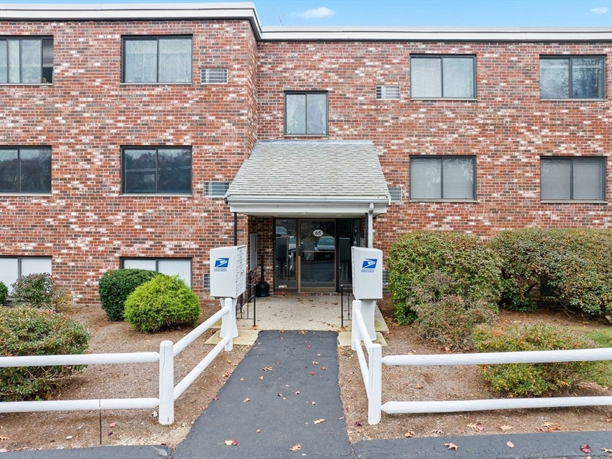 Milliken Hills Condominiums unit 15, Franklin, MA 02038 - photo 1