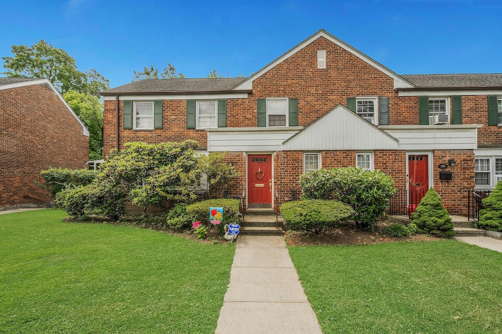 118 Robins Rd unit 118, New Rochelle, NY 10801 - photo 1