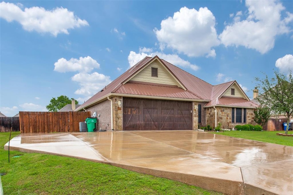 2827 Willow Ridge Cir, Granbury, TX 76049 - photo 1