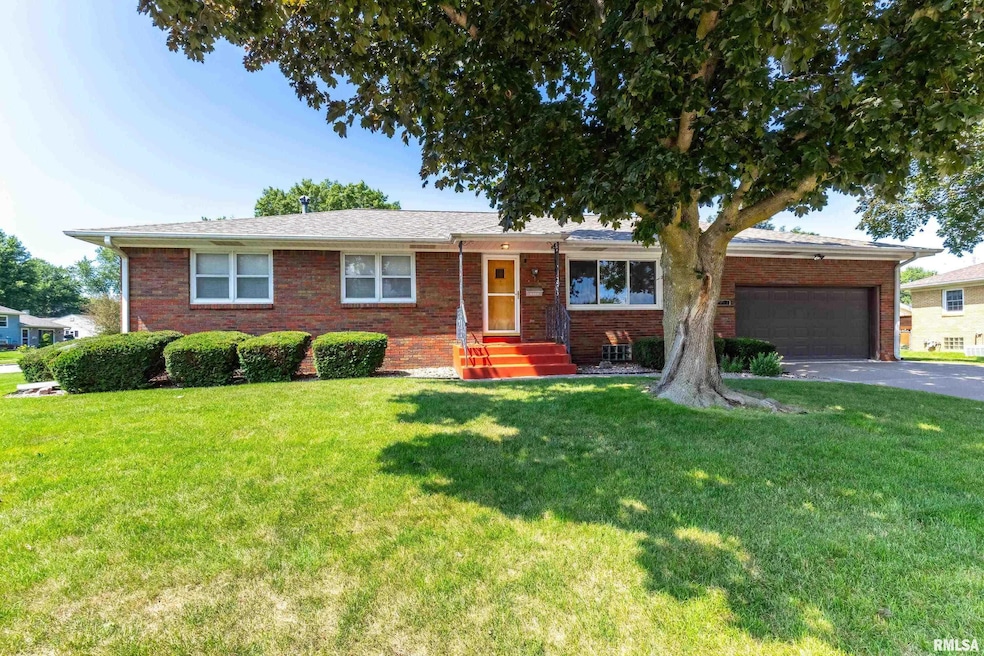 1932 W 36th St, Davenport, IA 52806 - photo 1