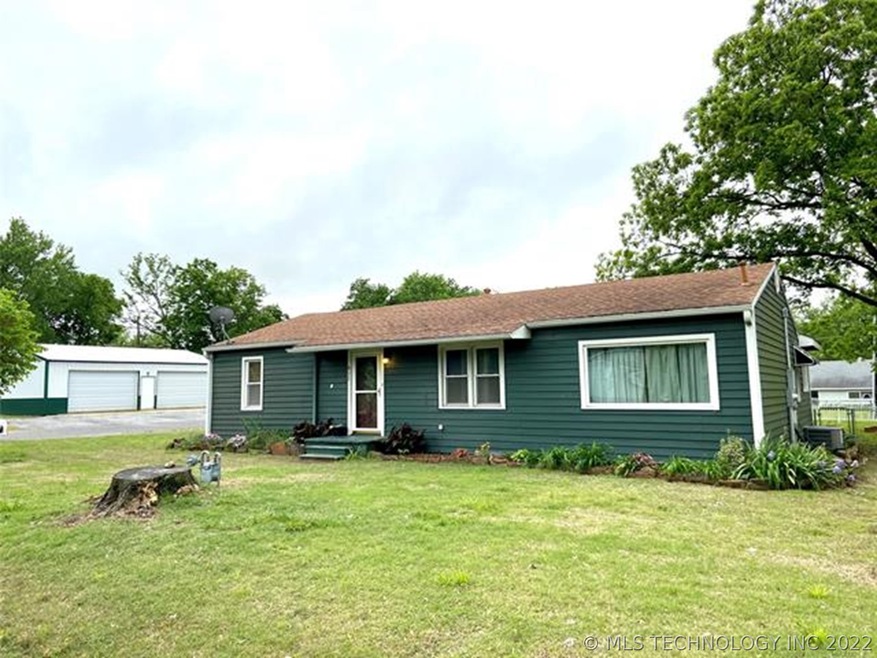 411 N Howey St, Chouteau, OK 74337 - photo 1