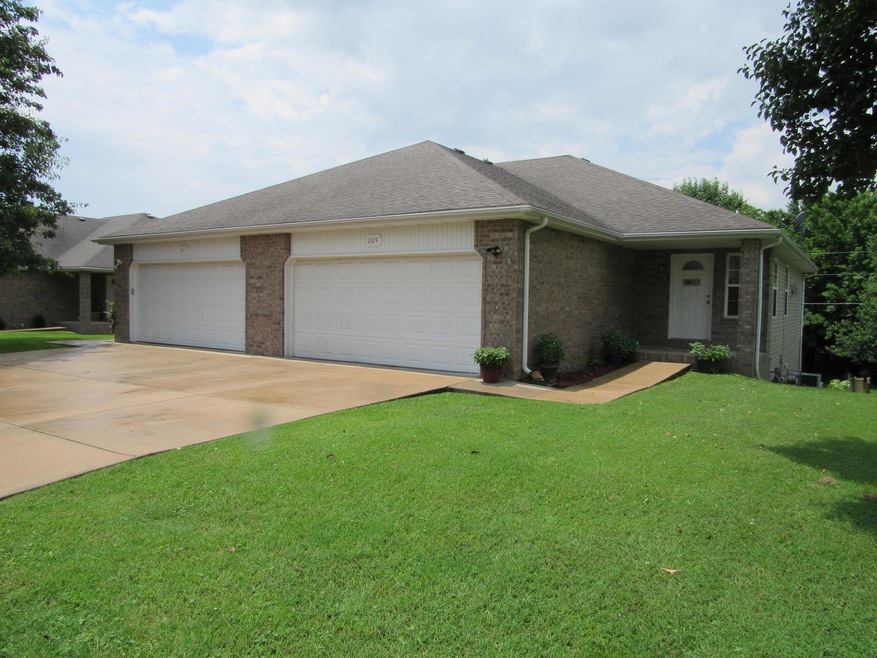 809-811 Pinhook
