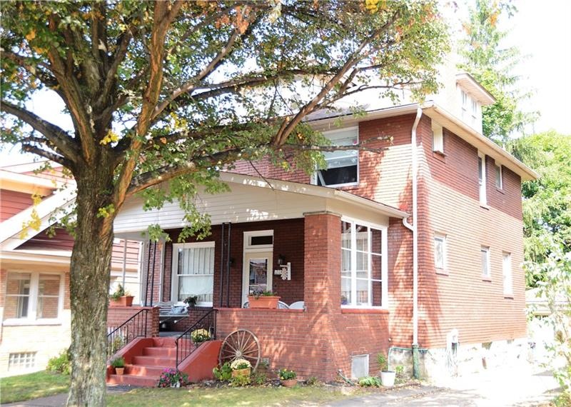 ALL BRICK, LOW MAINTENANCE, 40' WIDE LOT WITH DRIV