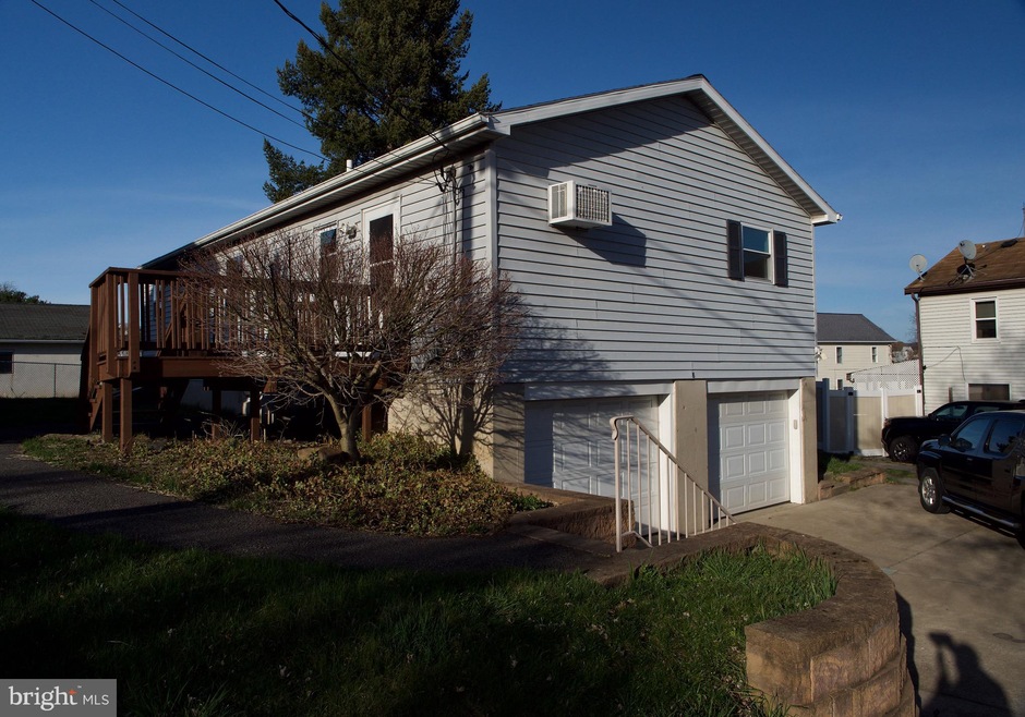 8 Farrell Ln, Wilkes Barre, PA 18705 - photo 1