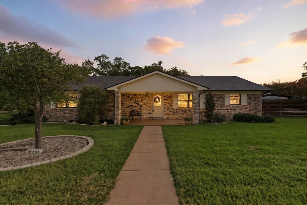 116 Cromeans St, Jacksboro, TX 76458 - photo 1
