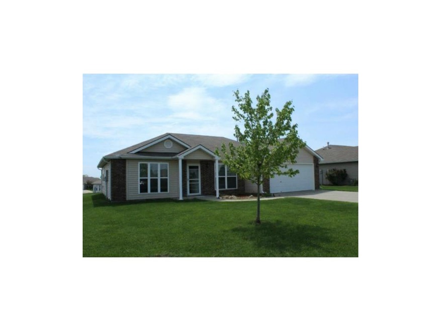 1013 Country Ln, Raymore, MO 64083 - photo 1