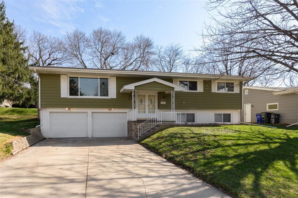 2455 10th Ave SW, Cedar Rapids, IA 52404 - photo 1