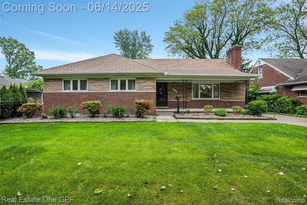 19998 Fairway Dr, Grosse Pointe Woods, MI 48236 - photo 1