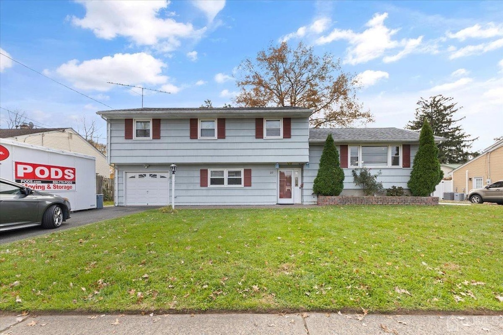 27 Princeton Dr, Middlesex, NJ 08846 - photo 1