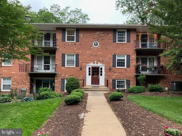 3890 Lyndhurst Dr unit 203, Fairfax, VA 22031 - photo 1