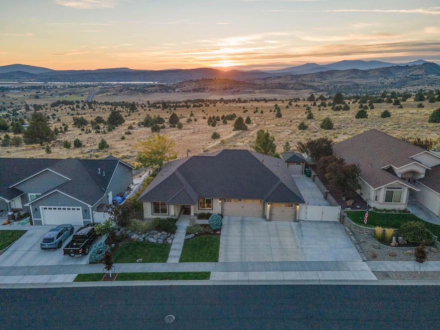 240 Skyridge Dr, Klamath Falls, OR 97603 - photo 1