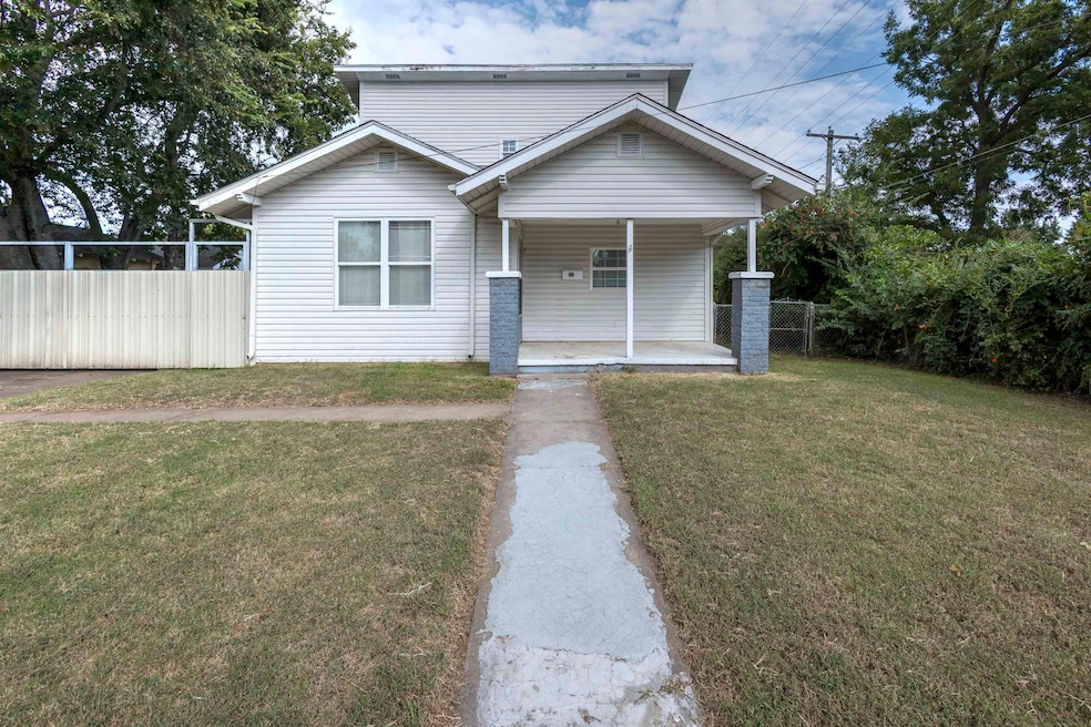 810 810 N 12th St, Duncan, OK 73533 - photo 1