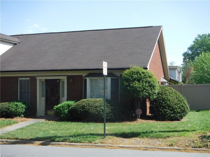 122 N Oakwood Dr, Statesville, NC 28677 - photo 1