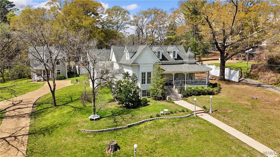 Victorian Queen Anne Cottage & Carriage House - Fu